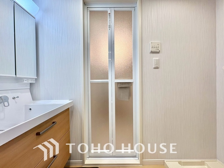 洗面 【WASHROOM】◆快適◆煌びやかな暮らしの中にも忘れたくない快適さ。大きな収納が助けてくれます。