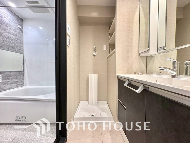 洗面 【WASHROOM】◆快適◆煌びやかな暮らしの中にも忘れたくない快適さ。大きな収納が助けてくれます。