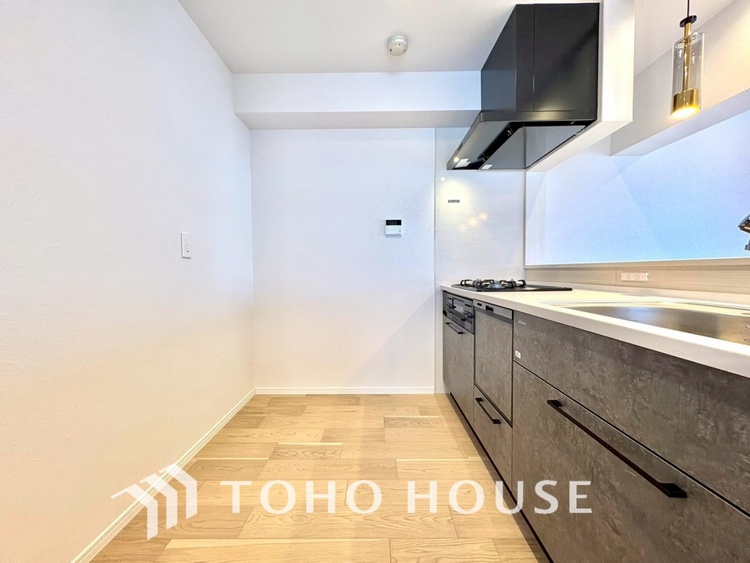 その他 【KITCHEN】◆開放的◆後片付けが楽なシステムキッチン。収納スペースの充実！