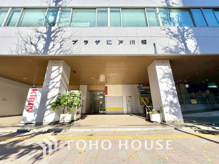 エントランス 【ENTRANCE】◆家族◆家で家族と過ごす時間は限られている。帰りを待つ家族の元へと急ぐときの弾む思い。そんな思いを引き立てる邸宅。