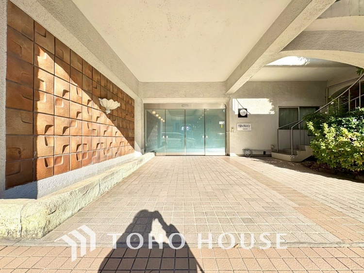 エントランス 【ENTRANCE】◆家族◆家で家族と過ごす時間は限られている。帰りを待つ家族の元へと急ぐときの弾む思い。そんな思いを引き立てる邸宅。