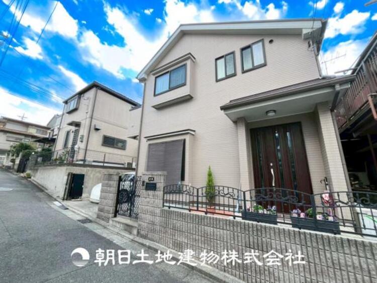 外観 【前面道路】 車通りの少ない閑静な住宅街に位置しております。車庫入れもゆとりある良好な環境で、子育てへの安心感と家族で遊べる自然が身近な嬉しい立地です。