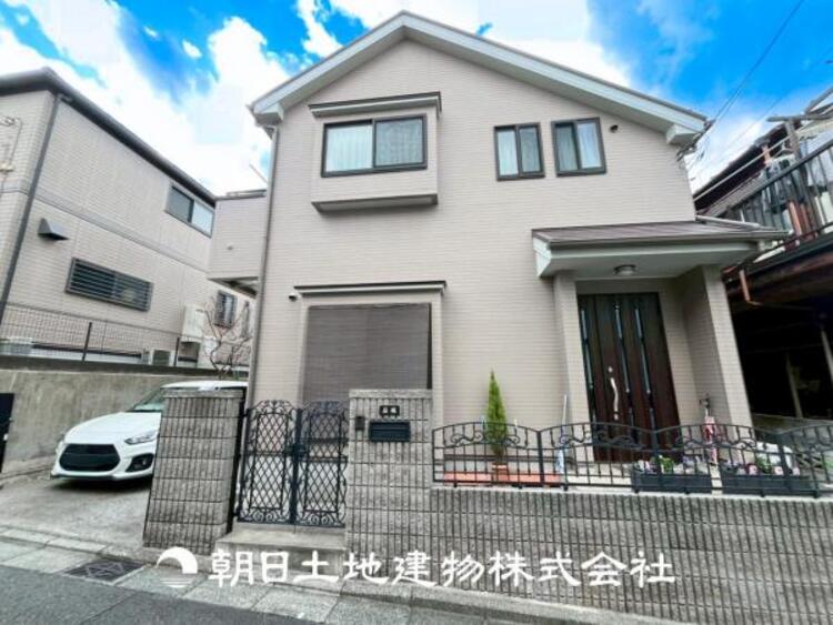 外観 【外観写真】目の前に手を伸ばせば、触ることが出来そうな環境が、そのままインテリアになったような印象です。その豊かな眺望にふさわしい空間には、通風・採光にも優れ、心地よい光と風があふれています。