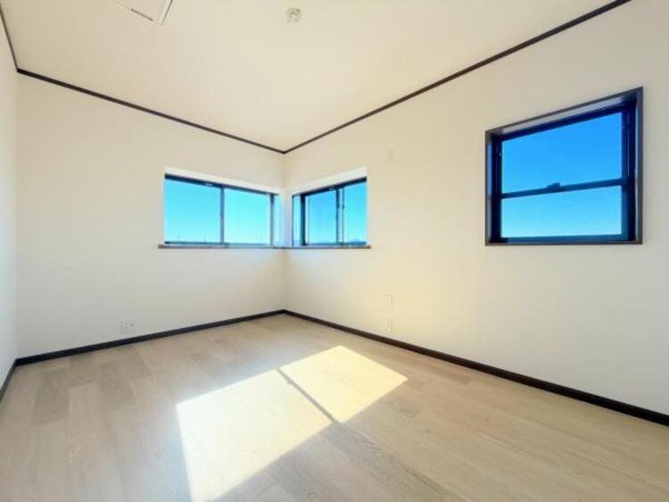 内装 ●〇全居室にクローゼットを完備！普段使いのお洋服や小物はもちろん、季節物のお洋服などもしっかりと整理整頓おしまい頂けます。整理整頓は床に物を置かない所から。居室空間をより広く隅々まで使用できます　〇●