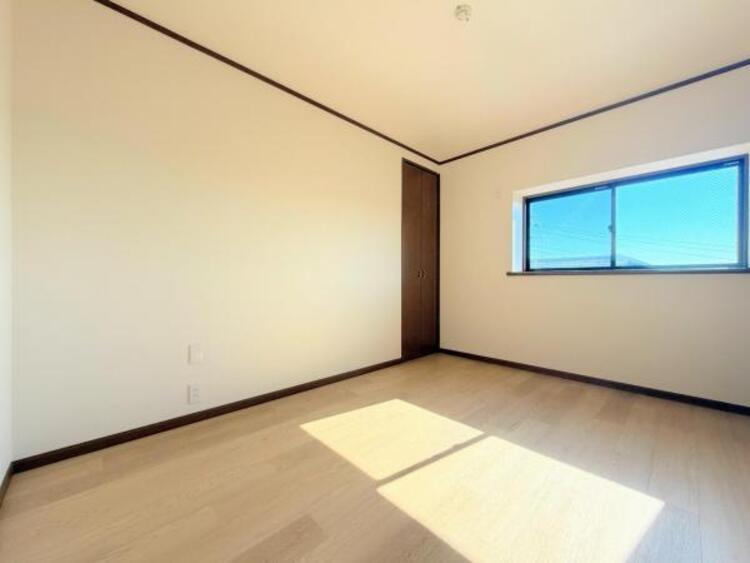 内装 ●〇バルコニーに大きく面した掃出し窓から光が降りそそぐ開放的な居室です。大きな窓からは、太陽の光はもちろん、爽やかな風が部屋一面に吹き抜けます。部屋のこもったニオイもすぐに換気することが出来ます　〇●