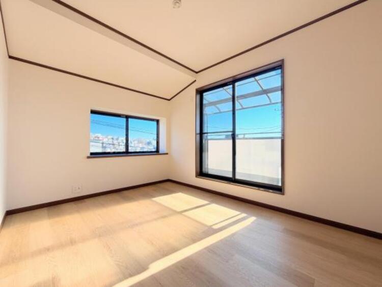 内装 ●〇採光もアクセントの一つとして。プライベートルームにはやさしい光が射し込んでいて、この明るい好みの空間で読書や音楽。充実した時間を過ごせます。日中に明りをつける必要が無い事も物件選びの大きな条件〇●