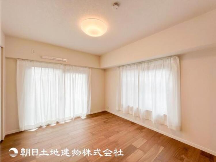 内装 【居室】大切な家族一人ひとりの大切な個別空間。趣味・感性で個性的に飾って頂けるようシンプルに仕上げてあります。自分時間を充実させながら心豊かなひとときを過ごすための大切な空間。