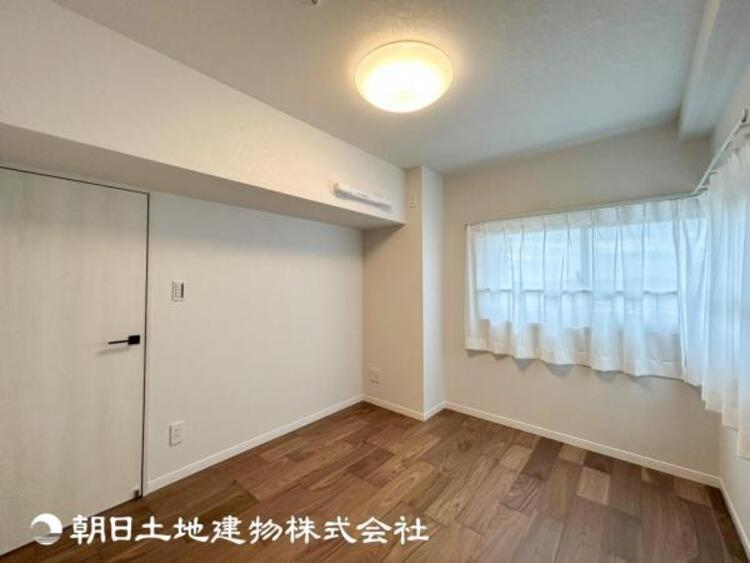 内装 【居室】人間の感性を育むプライベートルームはシンプルが１番だと思います。好みの空間で本を読んだり、音楽を聞いたりと、大切な一人の時間も充実したものにできます。