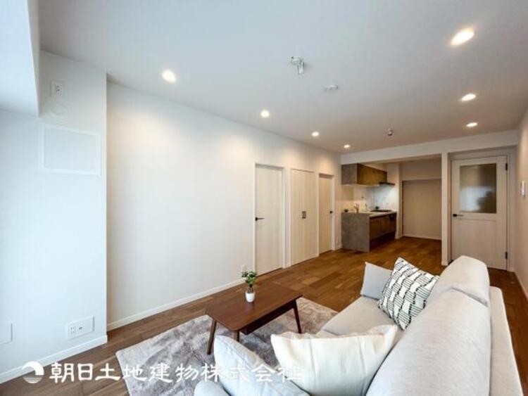 居間 【リビング】1日の中で最も長い時間を過ごすことになるリビングだからこそ、いつも笑顔があふれる空間であるように心掛けています。広々とした空間から幸せな未来を。