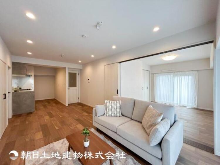 居間 【リビング】リビングにはみんなが集い、食事や楽しい会話が始まる。話に夢中になりすぎて、ついつい時を忘れてしまう。そんな束の間の幸せを感じさせてくれる場所。お子様の勉強スペースとしても活用できます。