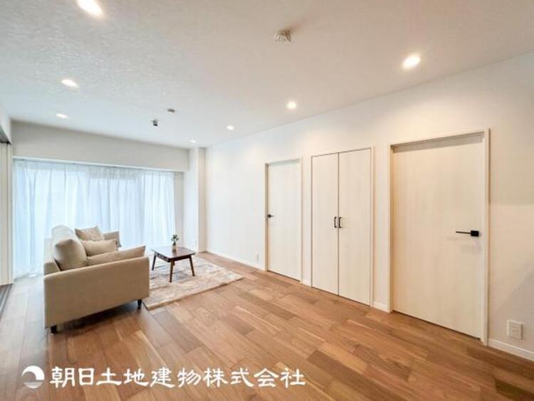 居間 【リビング】大切なご家族、招いた友人と過ごすひと時を溢れる光が優しく包み込む空間。大切な人とともに、心穏やかに過ごすひととき。家族との時間、自分の時間を大切にできる空間を作りました。