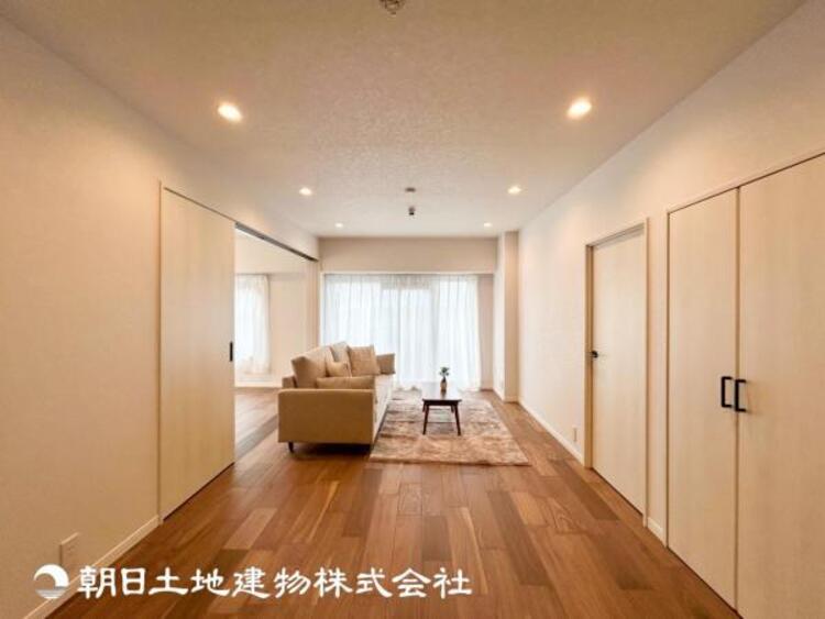 居間 【リビング】開放的で明るい空間が広がるLDK。リビングには潤沢な太陽が降り注ぎ、爽やかな住空間を演出。お友達を呼んでお茶をしたり、一緒に料理を楽しみながら楽しい時間を過ごしましょう。