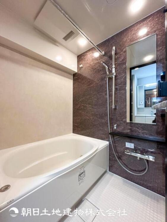 風呂 【浴室】日々の疲れを取り心も身体も癒すことができる私だけのリラックス空間、優しいカラーをチョイスしました。時を忘れるほどのんびりできる空間に。ここにいる時だけは日頃のストレスから解放されてください。