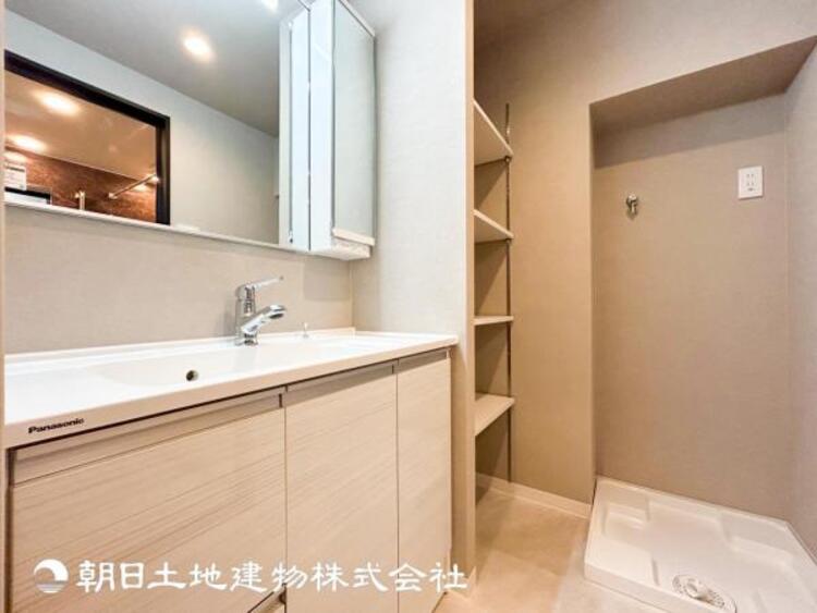 洗面 【洗面化粧台】慌ただしい1日が始まり、充実した1日の終わりを締めくくる洗面所。快適に過ごせることはもちろん、収納や機能性を兼ね備えた洗面化粧台です。