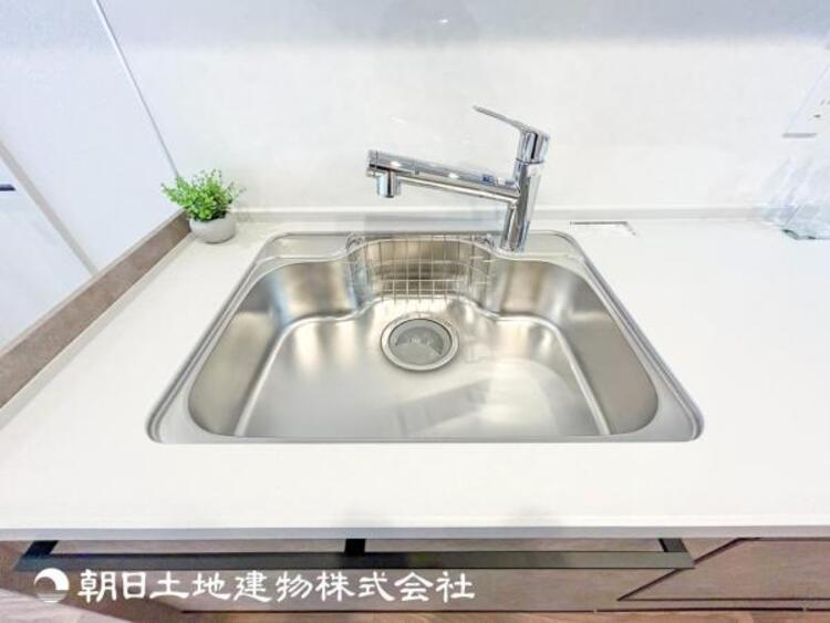 設備 【浄水器内蔵型水栓】スイッチの切り替えで、真水と浄水の切り替えができる便利な水栓、キッチンの作業もはかどります。