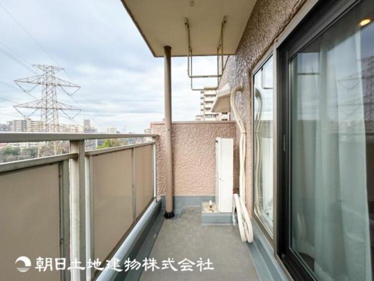 バルコニー 【バルコニー】温かい太陽を感じる事ができるのは、目の前に遮るものが無いから。彼方に広がる風景が絵画のように広がります。