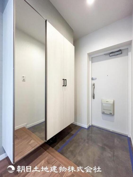 その他 【玄関】温かい空気が溢れる玄関がお出迎えする本物件は、素晴らしい新生活のスタートを期待させます。この場所には「温もり」で包み込んでくれる安心できる空間があります。