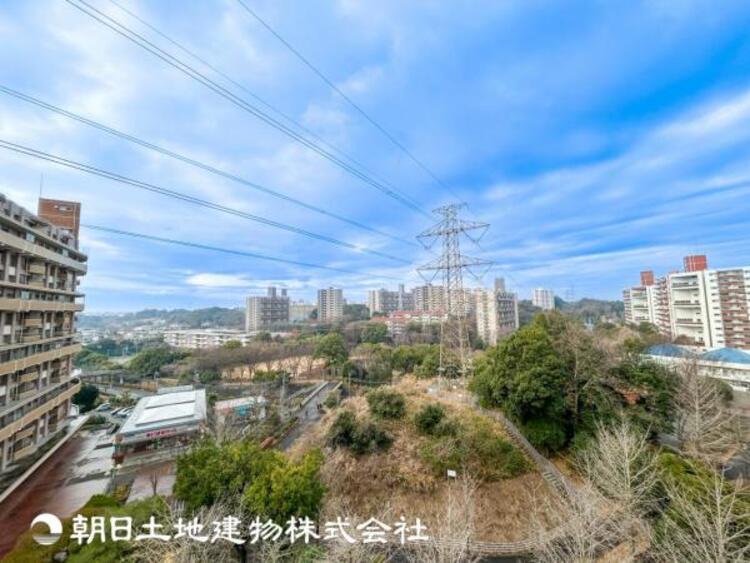 その他 【眺望】目の前に手を伸ばせば、触ることが出来そうな環境が、そのままインテリアになったような印象です。その豊かな眺望にふさわしい空間には、通風・採光にも優れ、心地よい光と風があふれています。