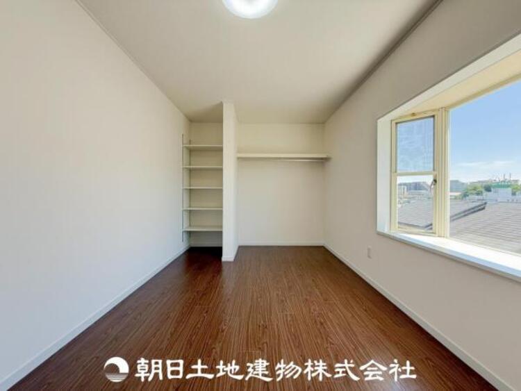 内装 【居室】爽やかな空間演出とセンス良く纏められた室内は良質な寛ぎ空間。そこで暮らす大切な人達のことを考え造りこんだ空間は日々の生活に安らぎを与えてくれます。