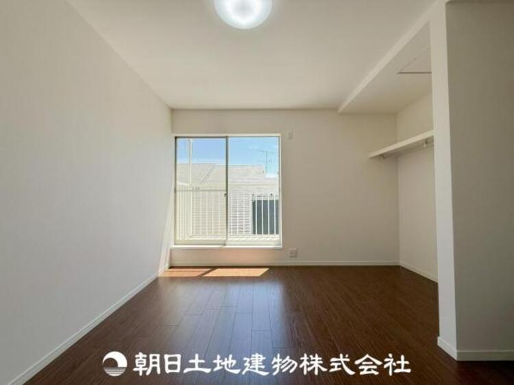 内装 【居室】大切な家族一人ひとりの大切な個別空間。趣味・感性で個性的に飾って頂けるようシンプルに仕上げてあります。自分時間を充実させながら心豊かなひとときを過ごすための大切な空間。