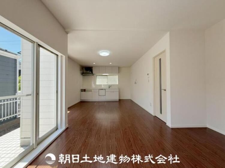居間 【リビング】家族や友人との時間など、１番多くの時間を過ごす空間。何気なく過ぎる時でさえも上質で快適な空間でお過ごしください。