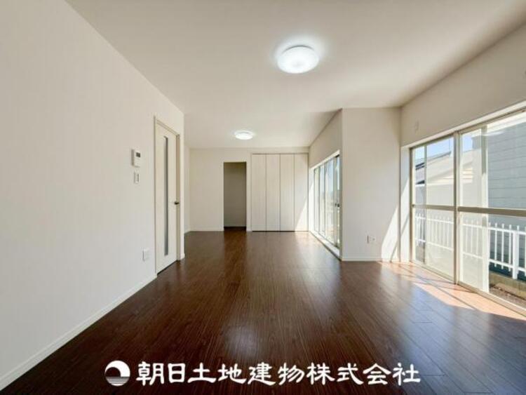 居間 【リビング】温かい色合いのフローリングと清々しい爽やかなクロスが明るい空間を創り出しているダイニングキッチン。ゆっくりと過ごす空間に相応しく、ここで楽しむ時間が家族や友人との絆をより深めてくれそうです。