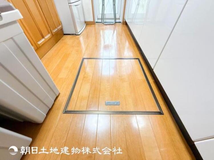 キッチン 【キッチン】日用品の収納など可能な床下収納がございます。