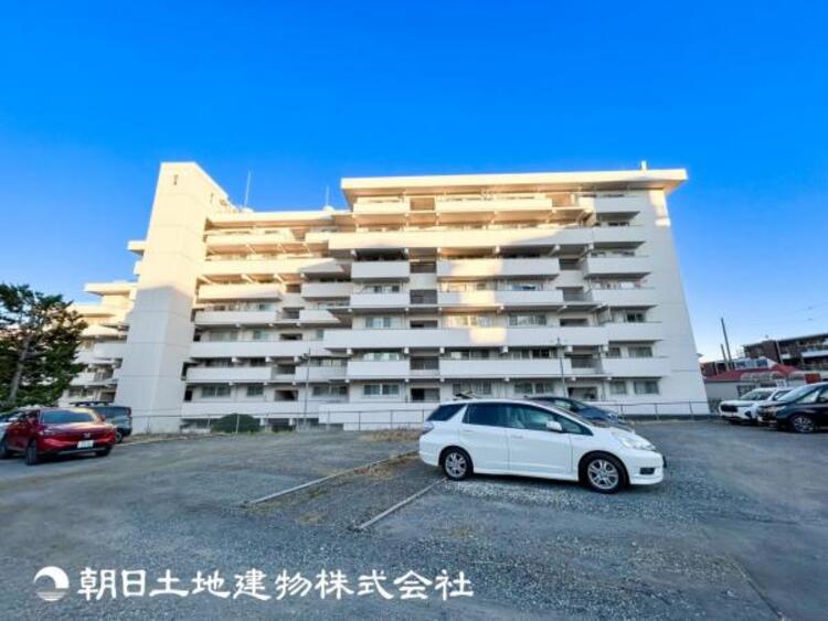 外観 【外観写真】表現された空間はたくさんの光を浴び、風を感じ、暮らしの時間を豊かにしてくれます。デザインされた空間と競い合うかのような充実した建物と共に大切な家族の思い出を刻んでいきます。