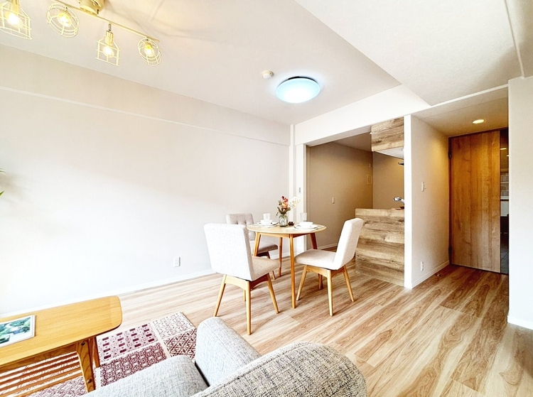 居間 飾り過ぎないシンプルな内装と偏り過ぎないデザインで統一しました。