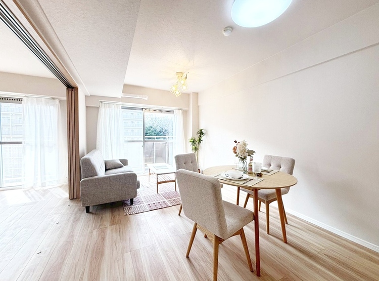 居間 快適に過ごす毎日を求めて、暮らしの中でご自身の「マイホーム」に創り上げてください。