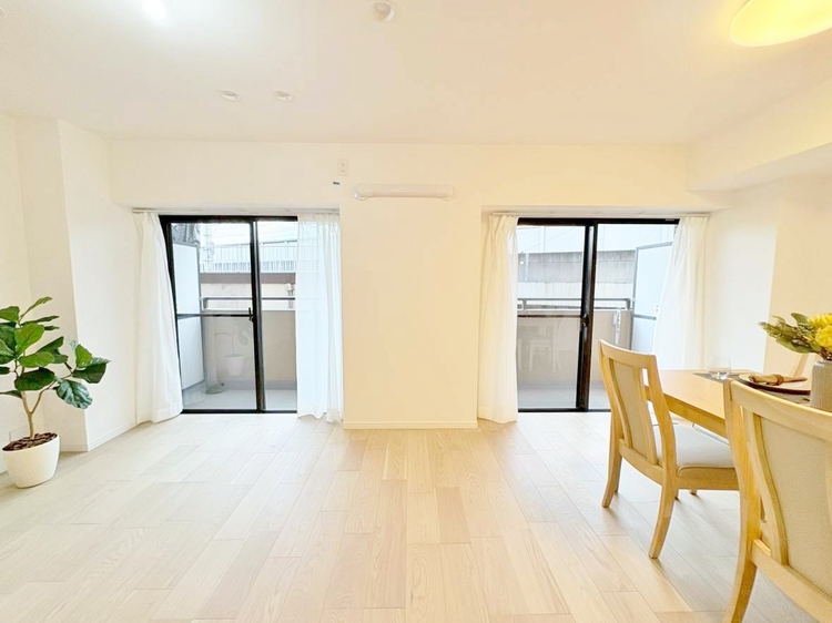 居間 忙しく過ぎゆく日常を置き去るほど、ゆったりした時間が流れるリビング。