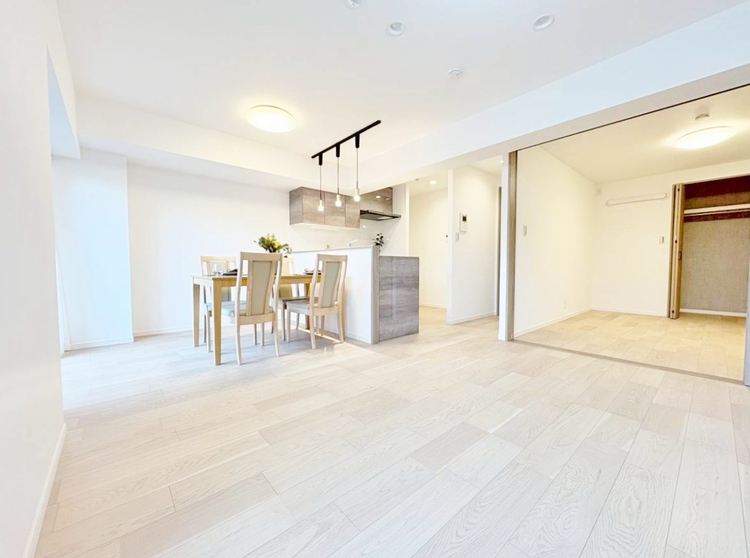 居間 飾り過ぎないシンプルな内装と偏り過ぎないデザインで統一しました。