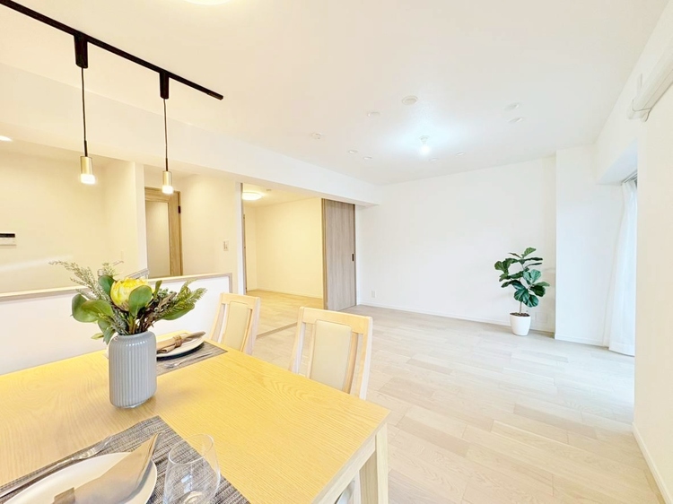 居間 快適に過ごす毎日を求めて、暮らしの中でご自身の「マイホーム」に創り上げてください。