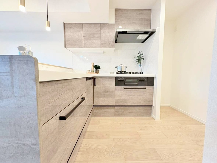 キッチン スマートな意匠と充実の機能を備えたキッチンが、暮らしにおいしい彩りを添えます。