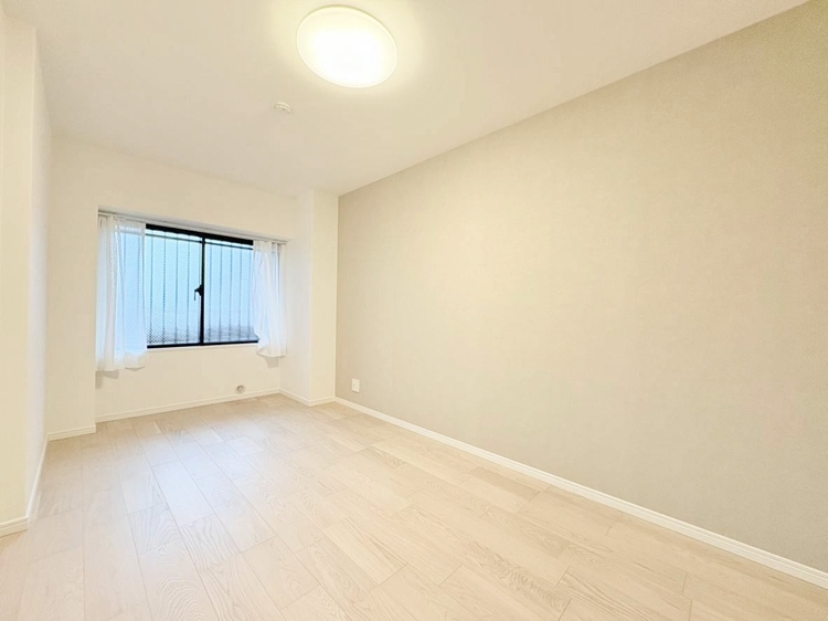 寝室 ベッドも十分に設置するスペースがあります。