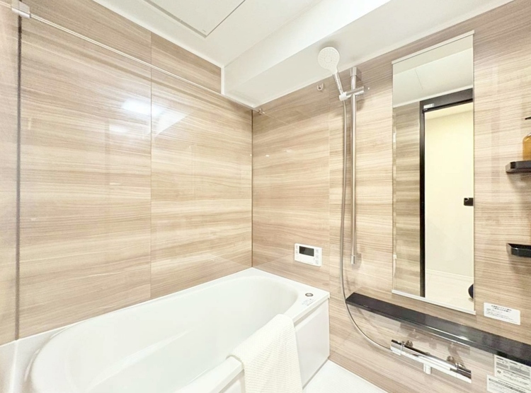 風呂 一日の疲れを癒すバスルームは、心地よいリラックスを叶える清潔感溢れる空間です。