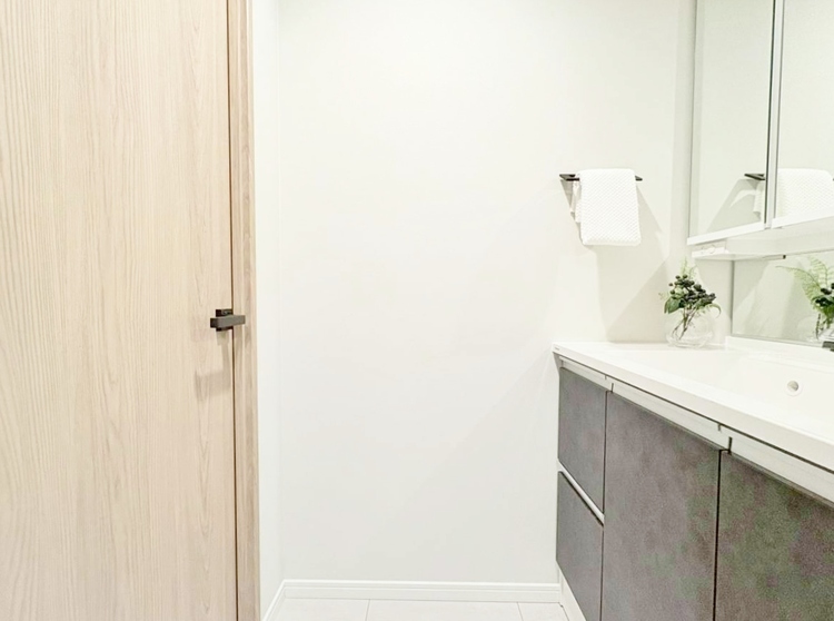 洗面 何かと物が増える場所だからこそ、スッキリと見映えの良い空間に。