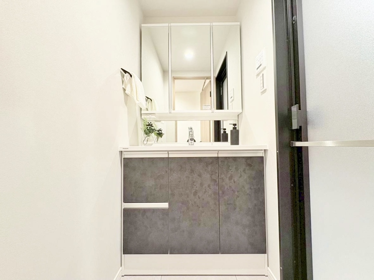 洗面 清潔感と心地よさを重視した、上質感漂うパウダールーム。