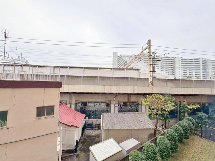 バルコニー 窓を開けると広がる青空。心をリフレッシュして日々を過ごしていきましょう。