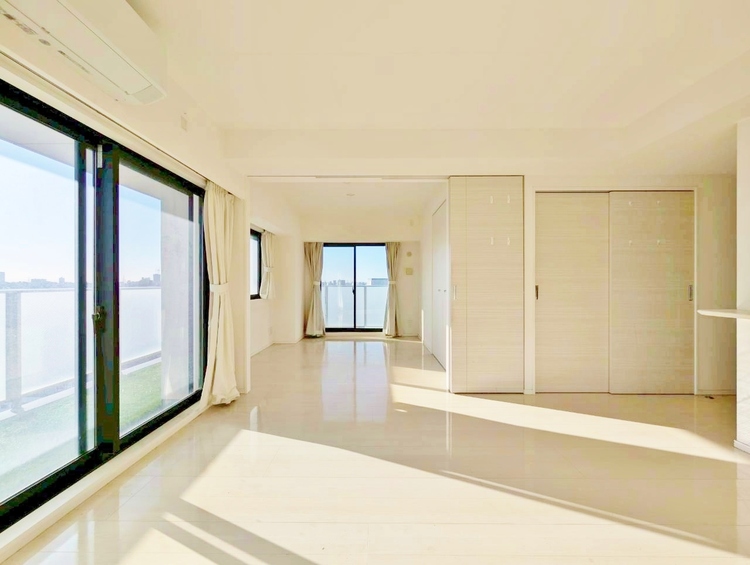 居間 居心地の良い空気感は、暮らしのステージを彩り、心からのやすらぎと満足感を与えてくれます。