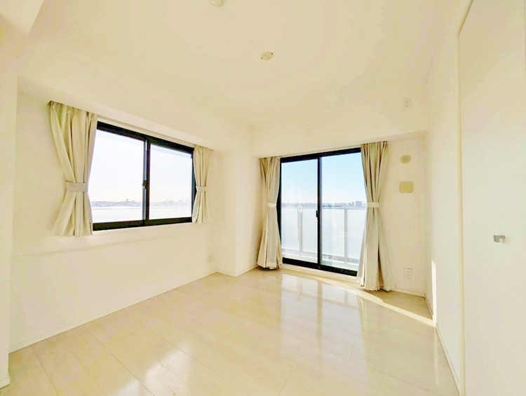 寝室 ベッドも十分に設置するスペースがあります。