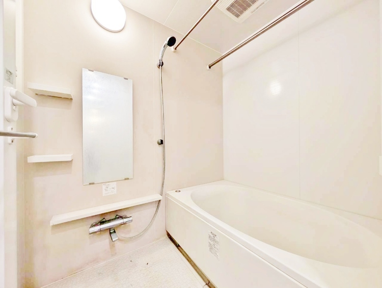 風呂 一日の疲れを癒すバスルームは、心地よいリラックスを叶える清潔感溢れる空間です。