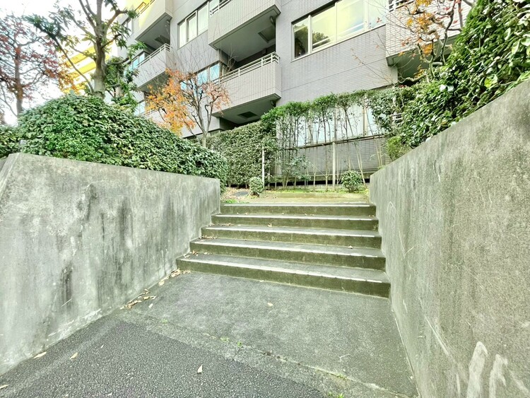 その他 共用部の階段です。明るく清潔に管理されています。