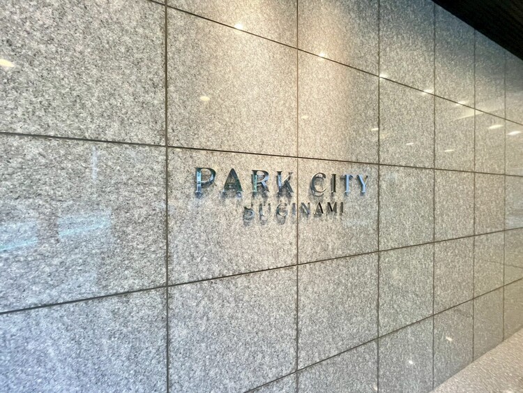 その他 スタイリッシュなエンブレム。お洒落なマンションは入り口から。