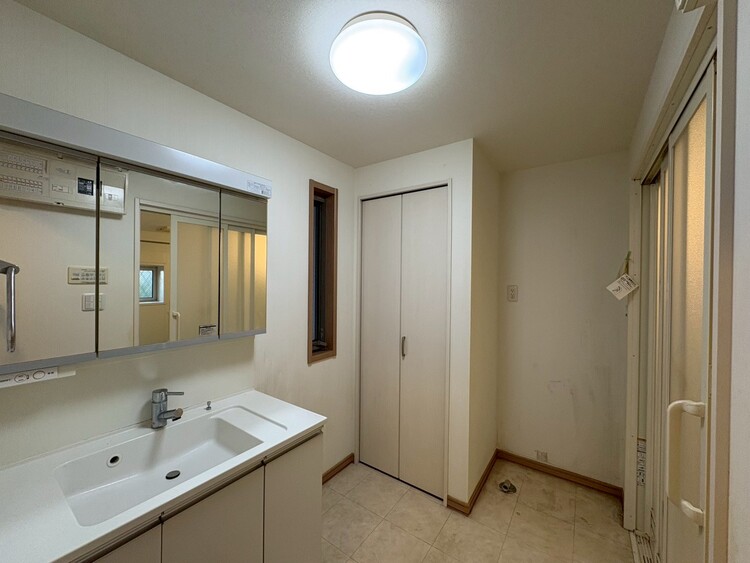 その他 清潔感を感じられる洗面化粧台。