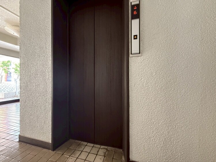 その他 共用部の階段です。明るく清潔に管理されています。