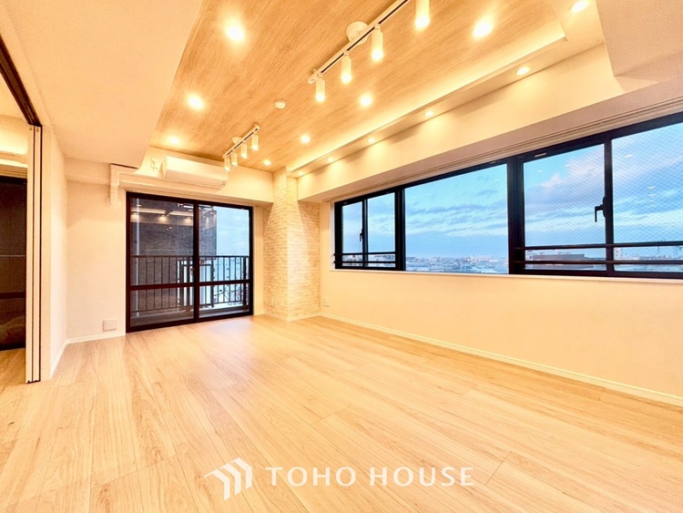 内装 ◆木漏れ日◆の様な採光が優しく足元を照らし、心地いい暮らしの道しるべを写し出す。この空間で過ごす家族との語らいの時間がとても素敵で幸せを感じるかもしれない。