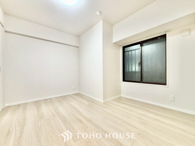 内装 ◆間接照明◆オレンジ色の光が僕達を大人な気分にさせる。静かで優しく語りかけるその光は、今日の終わりを告げてくれ、でも明日にはいい事が必ず来るよ。そんな囁きが聞こえてくる