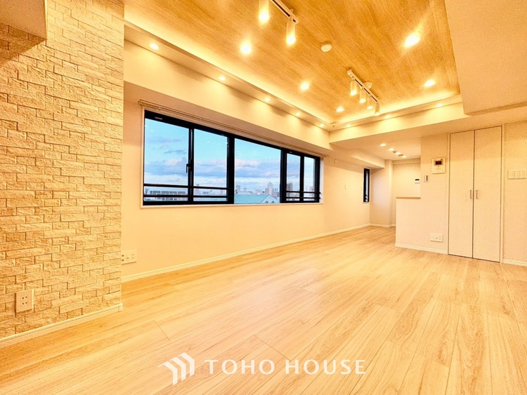 内装 ◆リビング◆たくさんの窓から注ぐ太陽の光。時間の経過とともに光と影のコントラストがこの空間のムードを変え、部屋に変化と温もりをもたらしてくれる。