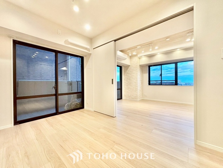 内装 ◆色彩◆この空間に放たれた光は華美なまでに演出されたデザイン。流れる時をより芳醇なコーヒーの様な色彩奏でるアダージョ。そして情景豊かな作品のような暮らしがイメージできる。